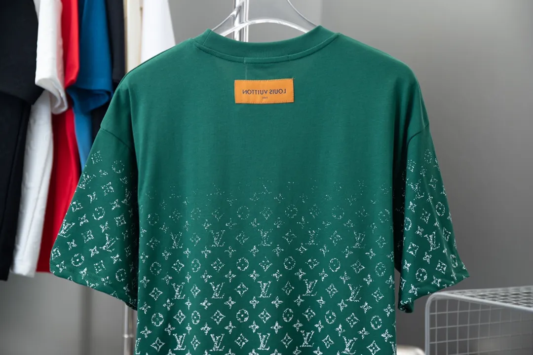 🅿️180 High-quality Lv 2025 early spring new style, MONOGRAM presbyopic gradient short-sleeved T-shirt, which uses digital printing technology to render pixel light and shadow for the Monogram gradient pattern. Its silk-screen texture and knitting effect complement each other, and the logo hardware is customized on the side. Synchronized with the official website, pure cotton fabrics at the counter! Comfortable against the skin, durable and easy to wear, meticulous original craftsmanship, custom-made 260g vat-dyed fabric, very comfortable to the touch, latest brick cabinet synchronization, OS off-shoulder version, fashionable and individual, super versatile and good-looking, very suitable for both men and women, must-have style, hang tag, collar label, washed wheat, complete with three labels S M L XL